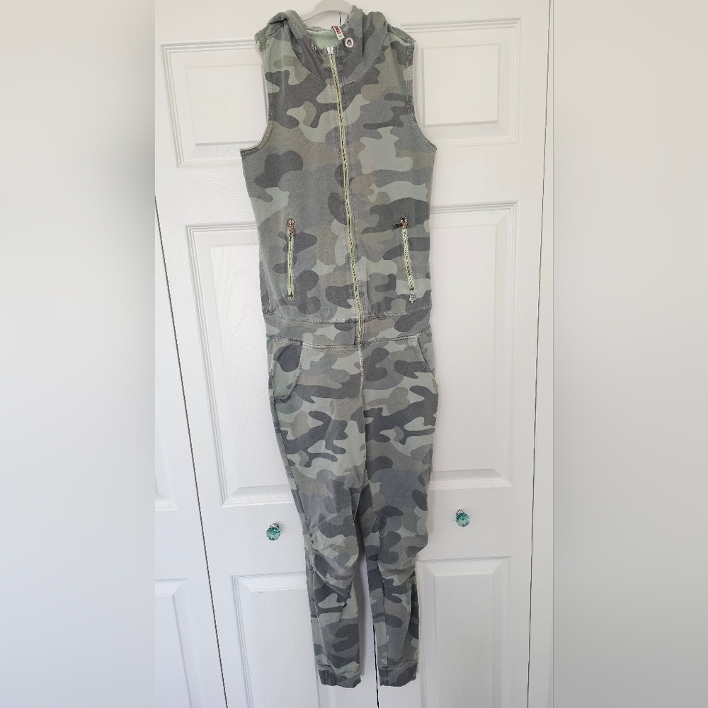 Sleeveless Hooded Camo Jumpsuit - Gray Camo